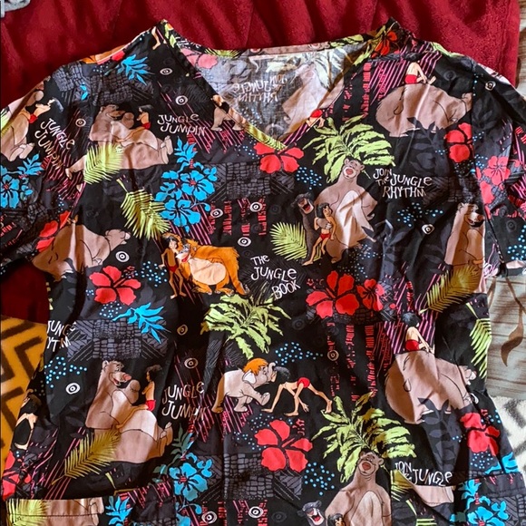 Three scrub shirts - Picture 6 of 7